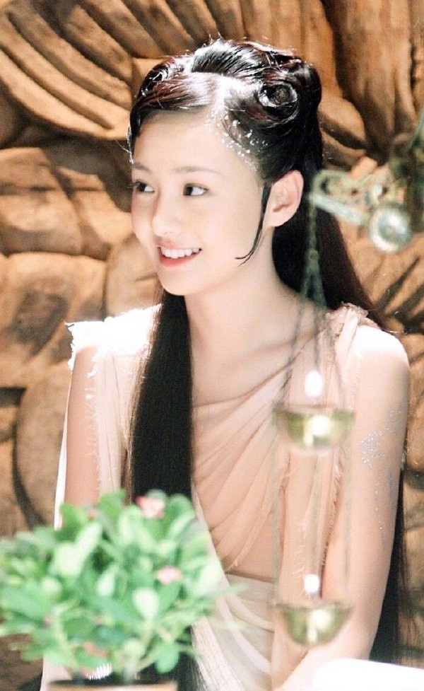 鄭爽被官方封殺！鄭爽18歲出道就走紅、《微微》搭楊洋火遍亞洲，網：一手好牌打得稀爛