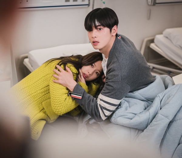《女神降臨》文佳煐主動kiss！車銀優&amp;黃仁燁「床咚」超爆笑，下集素顏秘密藏不住了？
