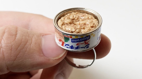 日本超狂「罐頭戒指」扭蛋！鮪魚、玉米全都有，拆開還能當情侶對戒～