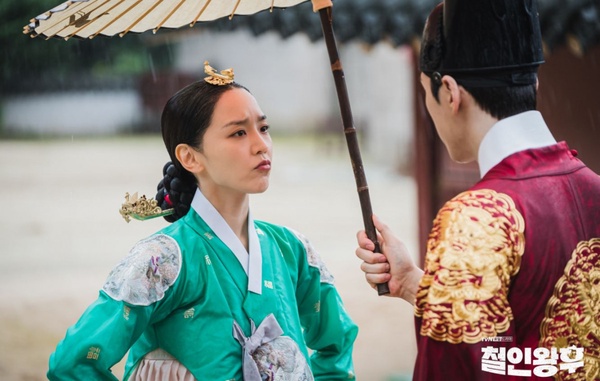 《哲仁王后》中殿辭典好多新單詞！「屎規矩」指像糞一樣的東西，這詞代表中殿又頂嘴了