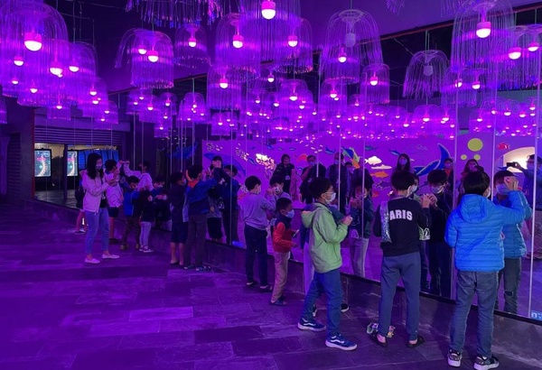 屏東海生館「海洋本色」開跑！繽紛海洋牆「色水廊道」，七種海洋代表色票超夢幻