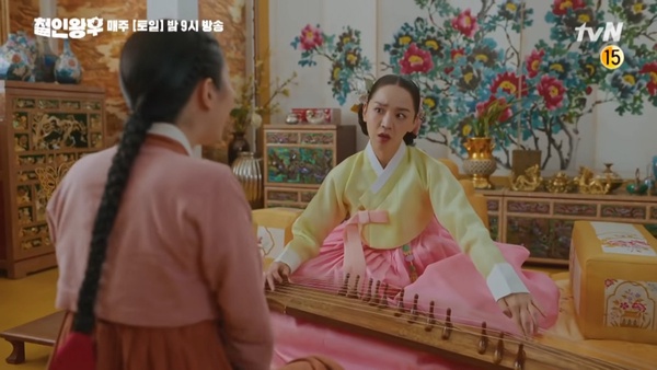 《哲仁王后》申惠善超強的男人演技!奉煥抖腳&挖鼻孔都來,花絮「自己調戲自己」太神