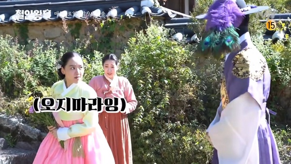 《哲仁王后》圓房奉煥主動「解衣帶」撲倒哲宗？高甜爆笑花絮，走廊吻戲吻得超火熱！