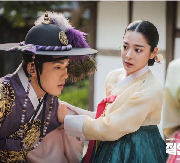 《哲仁王后》致敬彩蛋解析2：奉煥「點痣歸來」是《妻子的誘惑》經典梗！