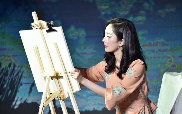 9位陸劇明星的隱藏技能！迪麗熱巴竟是鋼琴十級，楊冪靈魂畫手，鄧倫跳高是運動員等級