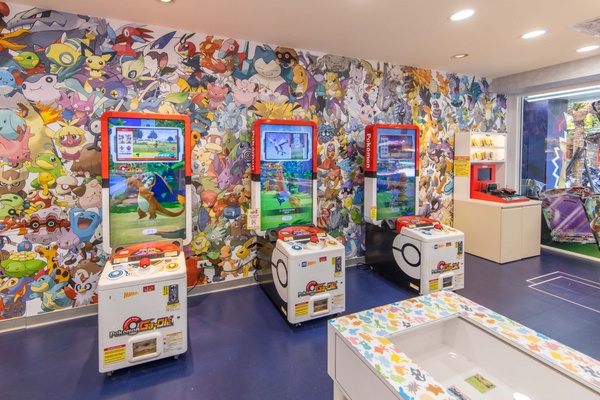 7-11「寶可夢機台」主題門市插旗板橋！逾30款周邊，皮卡丘轉轉花生、玩偶杯套都有