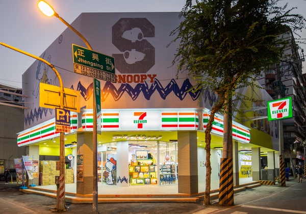 7-11「寶可夢機台」主題門市插旗板橋！逾30款周邊，皮卡丘轉轉花生、玩偶杯套都有