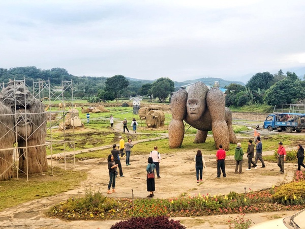 2023花蓮「富里稻草藝術季」開跑！巨型大猩猩回歸，海底世界大型動物稻草藝術太好拍