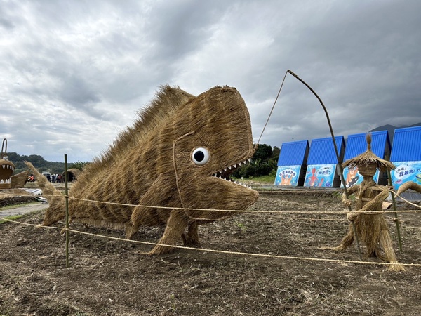 2023花蓮「富里稻草藝術季」開跑！巨型大猩猩回歸，海底世界大型動物稻草藝術太好拍
