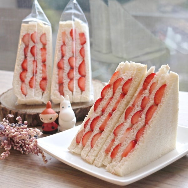 三層草莓三明治只要25元！超佛心銅板價只有這裡吃得到