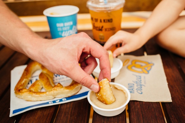 美國人氣「Auntie Anne’s扭結蝴蝶餅」沾醬登場！香濃可可、焦糖太妃醬等5款沾醬都搭