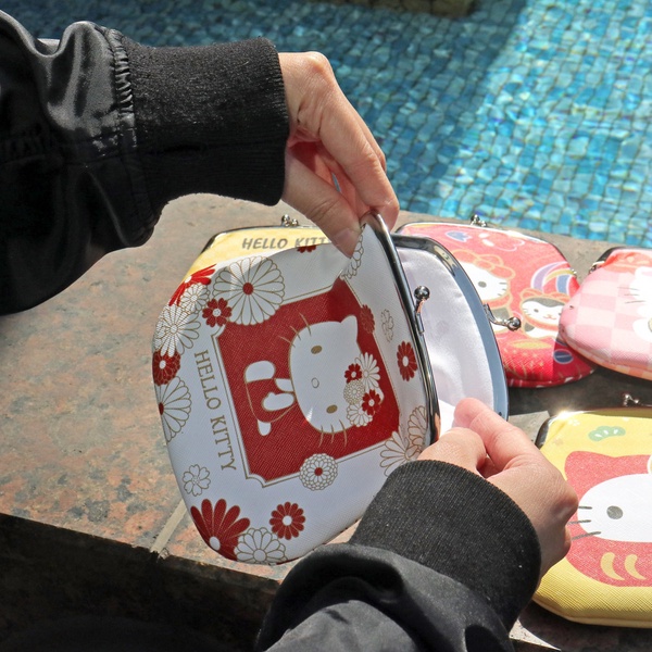 7-11「Hello Kitty新春加價購」!招財貓、達摩等5款收納包,滿額就用銅板價帶走