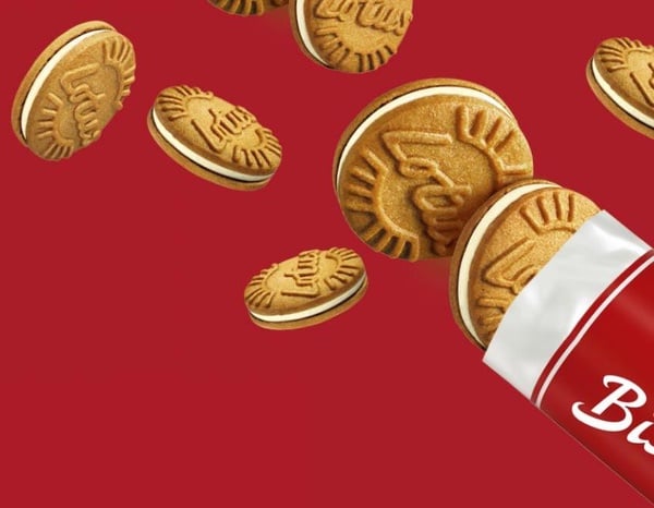 Lotus Biscoff「焦糖夾心餅乾」新登場，蓮花餅乾+奶油內餡，吃一口就超幸福～