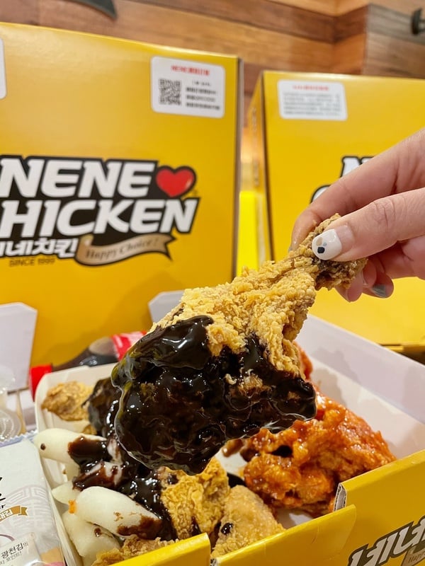 NENE CHICKEN推韓式「巧克力炸雞」，香甜巧克力炸雞「這天」開賣！加巧克力炸年糕必吃