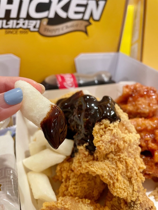 NENE CHICKEN推韓式「巧克力炸雞」，香甜巧克力炸雞「這天」開賣！加巧克力炸年糕必吃