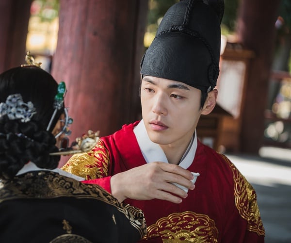 《哲仁王后》金正賢演技藏細節！當爸「愣住→狂喜」太會演，擔心中殿，連手都在演戲！