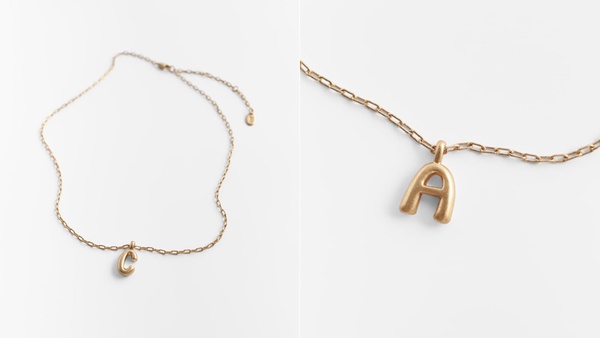ZARA「字母飾品」回歸了!立體字母項鍊、耳環小巧可愛,真皮鑰匙圈超有質感~
