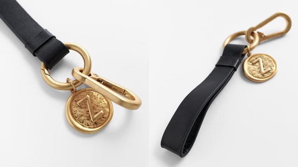ZARA「字母飾品」回歸了!立體字母項鍊、耳環小巧可愛,真皮鑰匙圈超有質感~