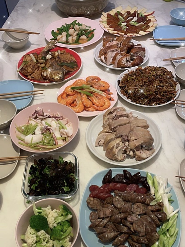 2021年夜飯大合輯！宋芸樺3張桌子放不下，陳時中：「一定在家吃年夜飯」
