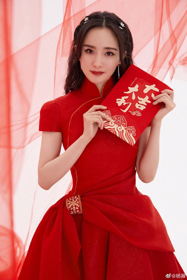 9位明星開運紅穿搭盤點！王一博隨便穿都好看，趙麗穎驚艷，高偉光＆李現是行走衣架子
