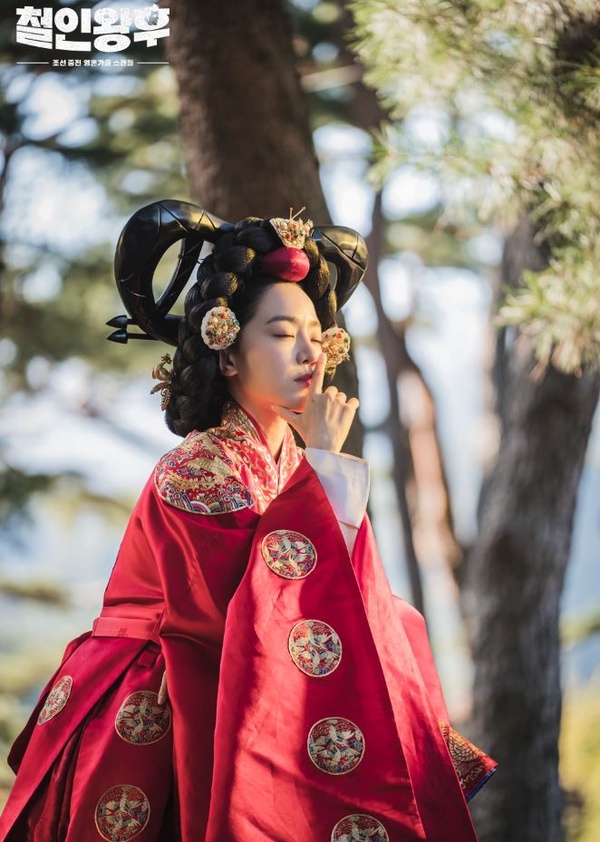 《哲仁王后》娘娘頭飾值6.2萬台幣！6大隱藏彩蛋細節，片頭藏巧思、哲宗教旨內容廢到笑