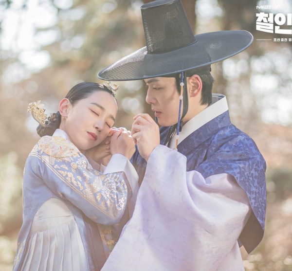 《哲仁王后》娘娘頭飾值6.2萬台幣！6大隱藏彩蛋細節，片頭藏巧思、哲宗教旨內容廢到笑