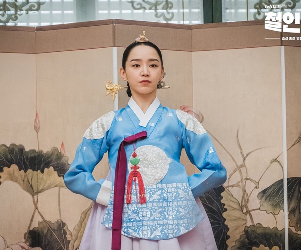 《哲仁王后》娘娘頭飾值6.2萬台幣！6大隱藏彩蛋細節，片頭藏巧思、哲宗教旨內容廢到笑