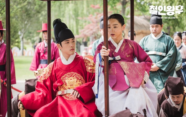 《哲仁王后》「愛純愛手」竟然是即興！7個幕後秘密，哲宗戲外也是醋王，狂吃中殿的醋