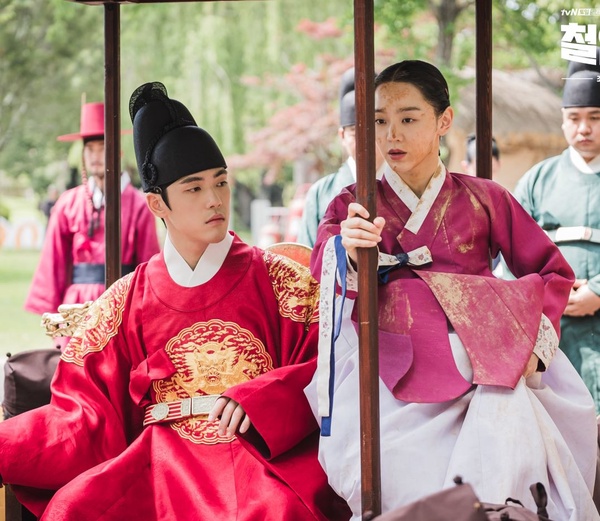 《哲仁王后》被剪片段公開！哲宗戀愛前後5大差異，「中殿離我遠點」現在變黏踢踢妻奴！
