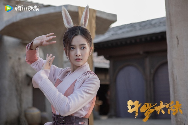 古裝劇《斗羅大陸》演員古裝vs時裝2:吳宣儀 飾演 小舞
