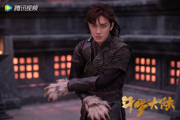 古裝劇《斗羅大陸》演員古裝vs時裝3:高泰宇 飾演 戴沐白