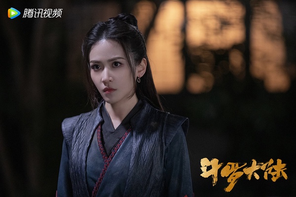 古裝劇《斗羅大陸》演員古裝vs時裝4:劉美彤 飾演 朱竹清