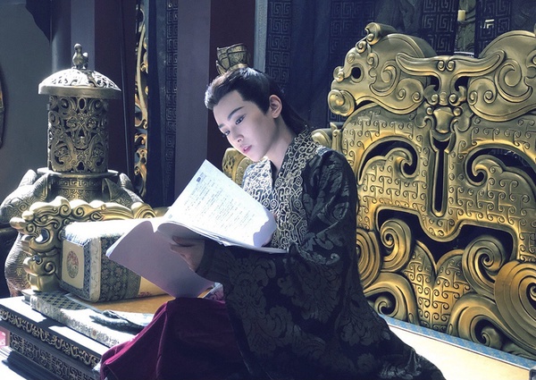 古裝劇《斗羅大陸》演員古裝vs時裝4:劉美彤 飾演 朱竹清