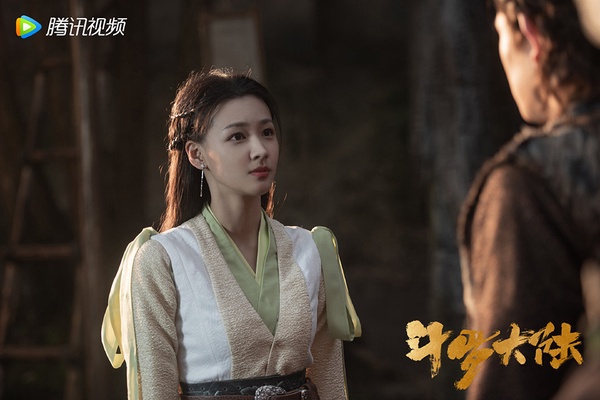 古裝劇《斗羅大陸》演員古裝vs時裝6:丁笑瀅 飾演 寧榮榮
