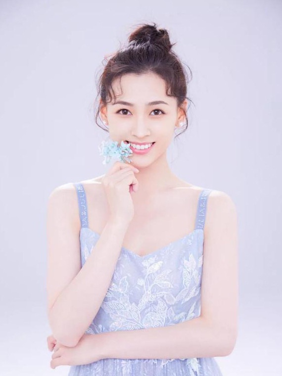 古裝劇《斗羅大陸》演員古裝vs時裝6:丁笑瀅 飾演 寧榮榮