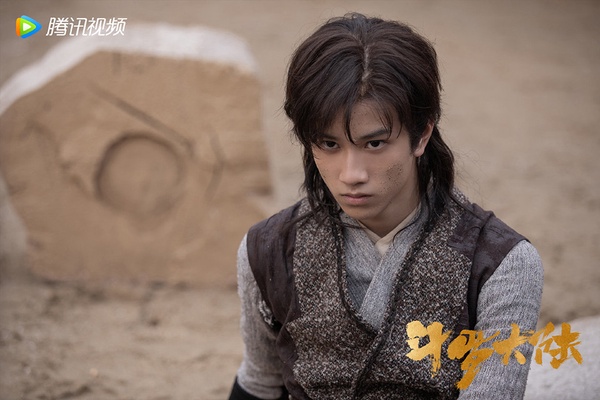 古裝劇《斗羅大陸》演員古裝vs時裝7:敖子逸 飾演 馬紅俊