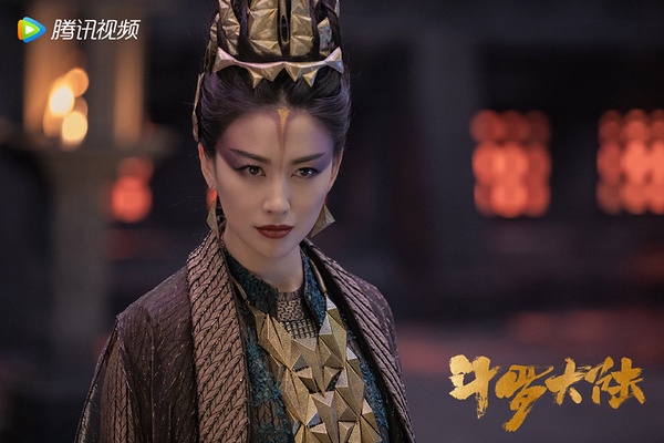 古裝劇《斗羅大陸》演員古裝vs時裝9:朱珠 飾演 比比東