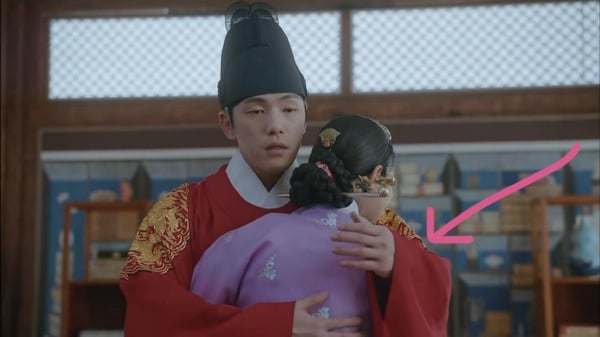 《哲仁王后》哲宗小動作藏深情愛意！牽手「雙手捧住」、擁抱藏玄機，網：他愛慘中殿了