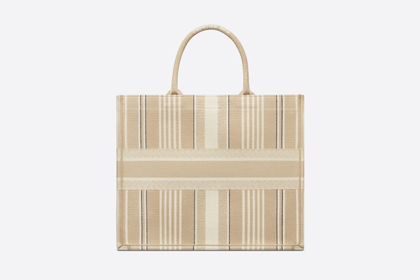 Dior 2021夏季新色登場！Dior「燕麥色Book Tote」清新百搭，背上身瞬間自帶溫柔氣質