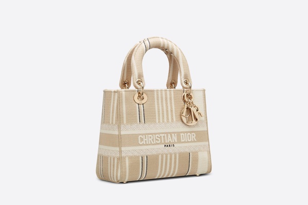 Dior 2021夏季新色登場！Dior「燕麥色Book Tote」清新百搭，背上身瞬間自帶溫柔氣質