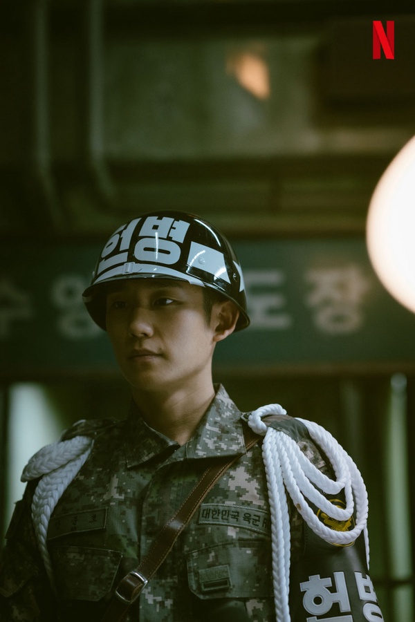 2021Netflix強檔韓劇劇照公開!《屍戰朝鮮》全智賢美貌遮緊緊,孔劉超帥太空扮相曝光