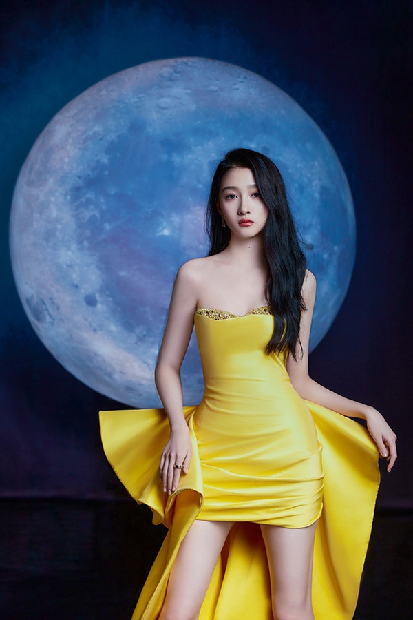 微博之夜女星紅毯造型未修vs精修5：關曉彤