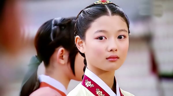 《上流戰爭2》珍妮是當年小公主！《擁月》8位童星，金所泫變超美，這位還演過玄彬姪女