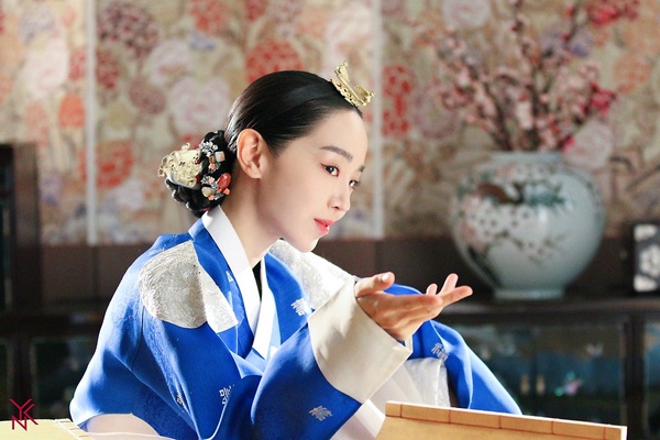 《哲仁王后》申惠善是元斌迷妹！韓劇女神也追星，她被玄彬迷倒，全智賢見到他秒害羞！