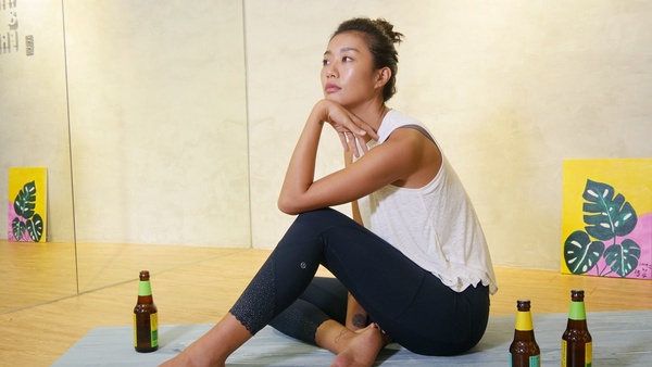 邊喝酒邊運動？歐美爆紅「啤酒瑜珈」大解密，同場加映「啤酒瑜珈三式」快揪姊妹來挑戰
