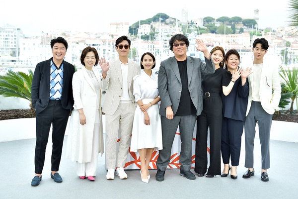 《寄生上流》將推兩部續集！首爾恐怖電影&真人真事改編，奉俊昊透露劇本已完成