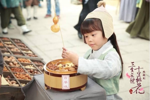 陸劇古裝劇「置入性行銷」紅上熱搜!《山河令》太沙雕網笑瘋,《十里桃花》整天吃堅果