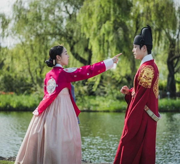 《哲仁王后》申惠善&amp;金正賢去看熟手話劇！主演戲外好感情，羅人友超愛撒嬌：想抱抱昭容