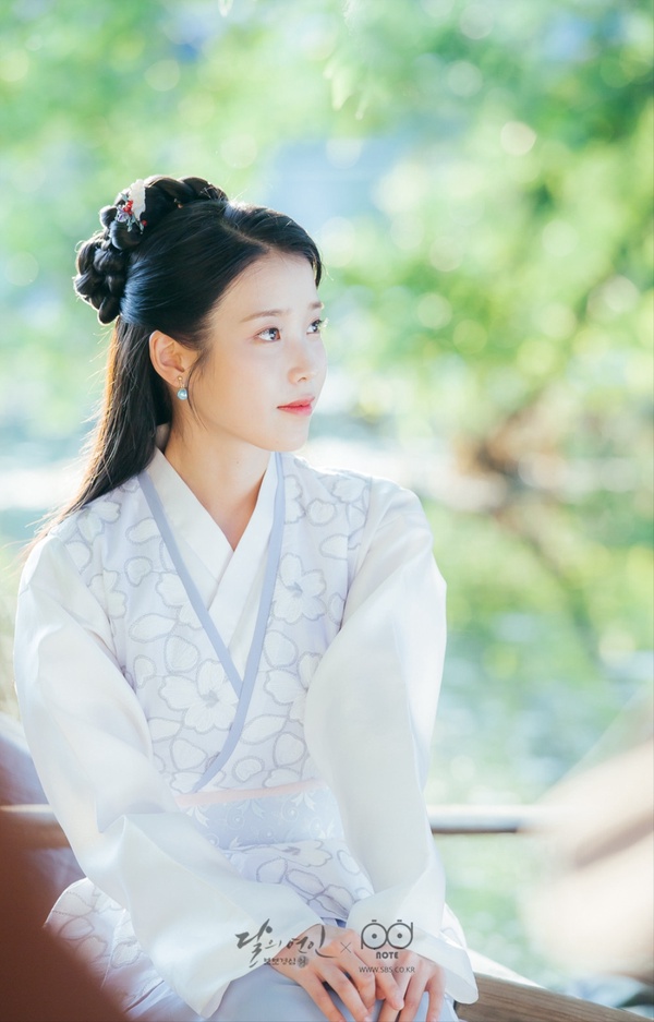 《哲仁王后》申惠善超美韓服藏秘密！古裝美翻的女星，IU金裕貞可愛，她是網友票選Top1
