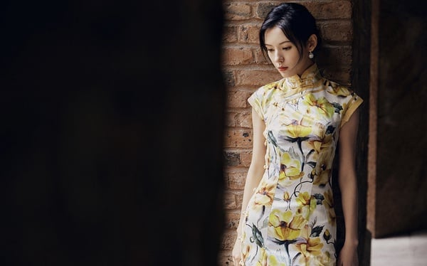 景甜《司藤》穿旗袍美上熱搜！10位陸劇女星旗袍造型，譚松韻甜美，迪麗熱巴身材太惹火